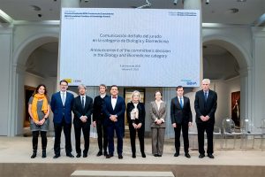 La presidenta del CSIC y el director de la Fundación BBVA junto a los miembros del jurado del XVII Premio Fronteras del Conocimiento en Biología y Biomedicina